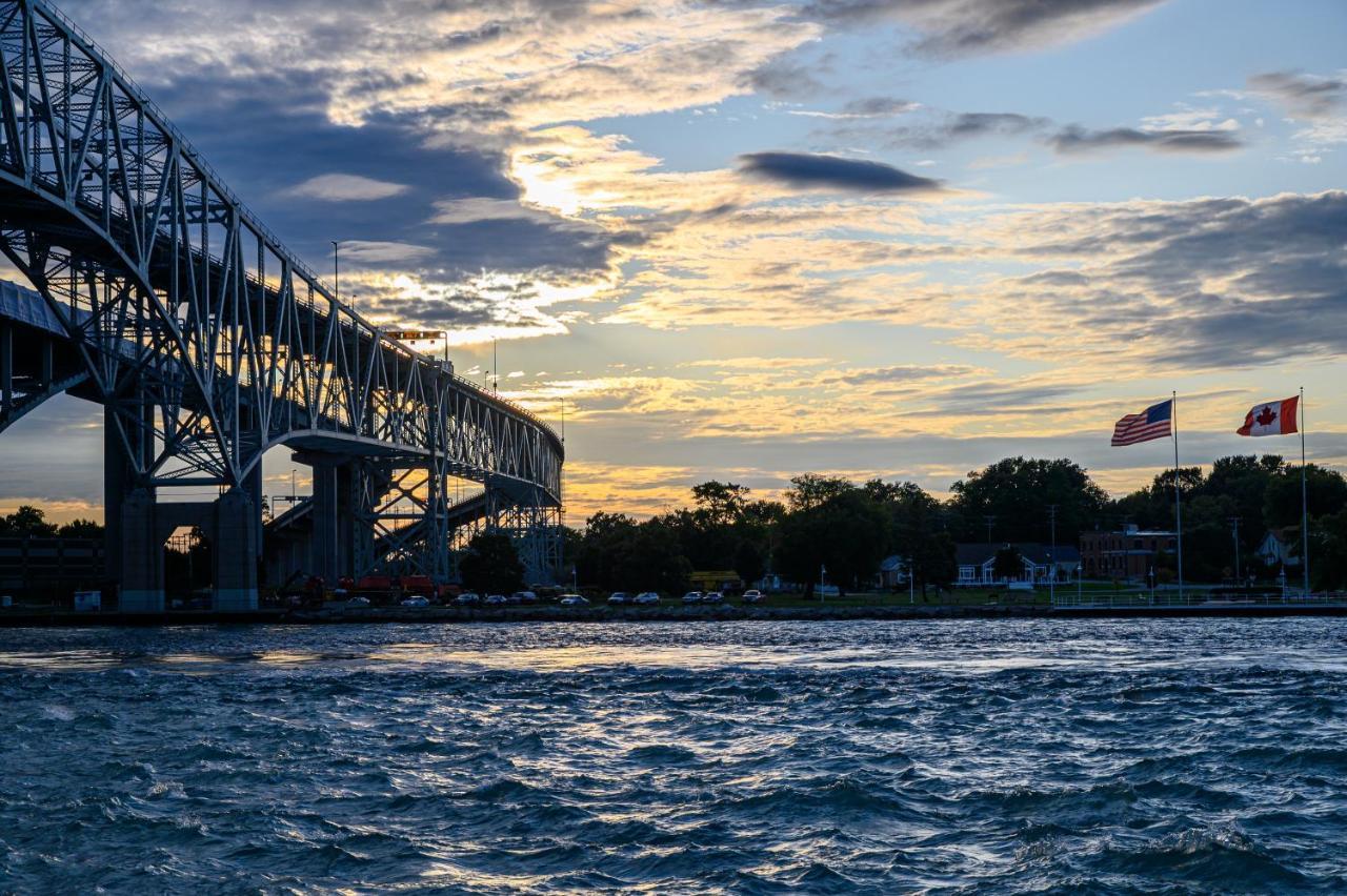 Days Inn By Wyndham Sarnia Harbourfront Buitenkant foto