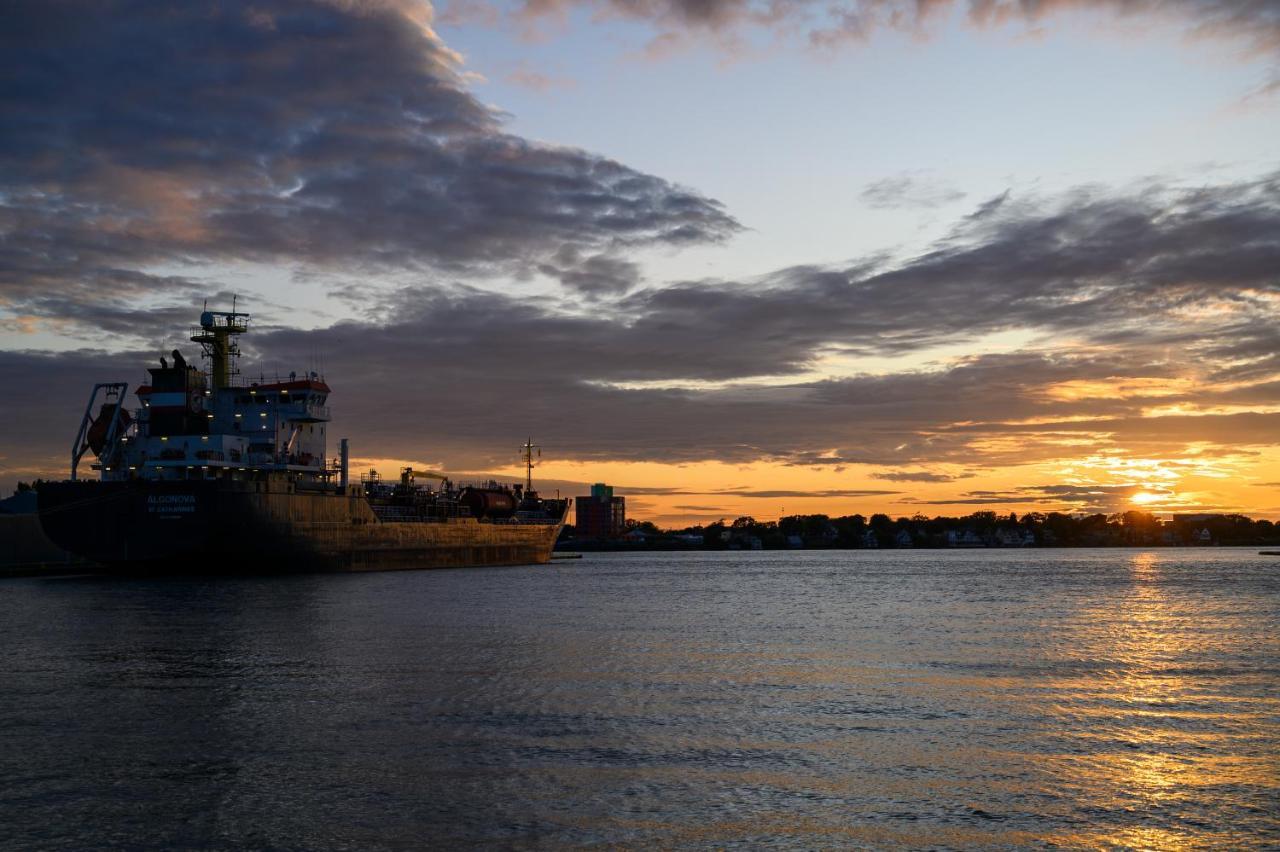 Days Inn By Wyndham Sarnia Harbourfront Buitenkant foto